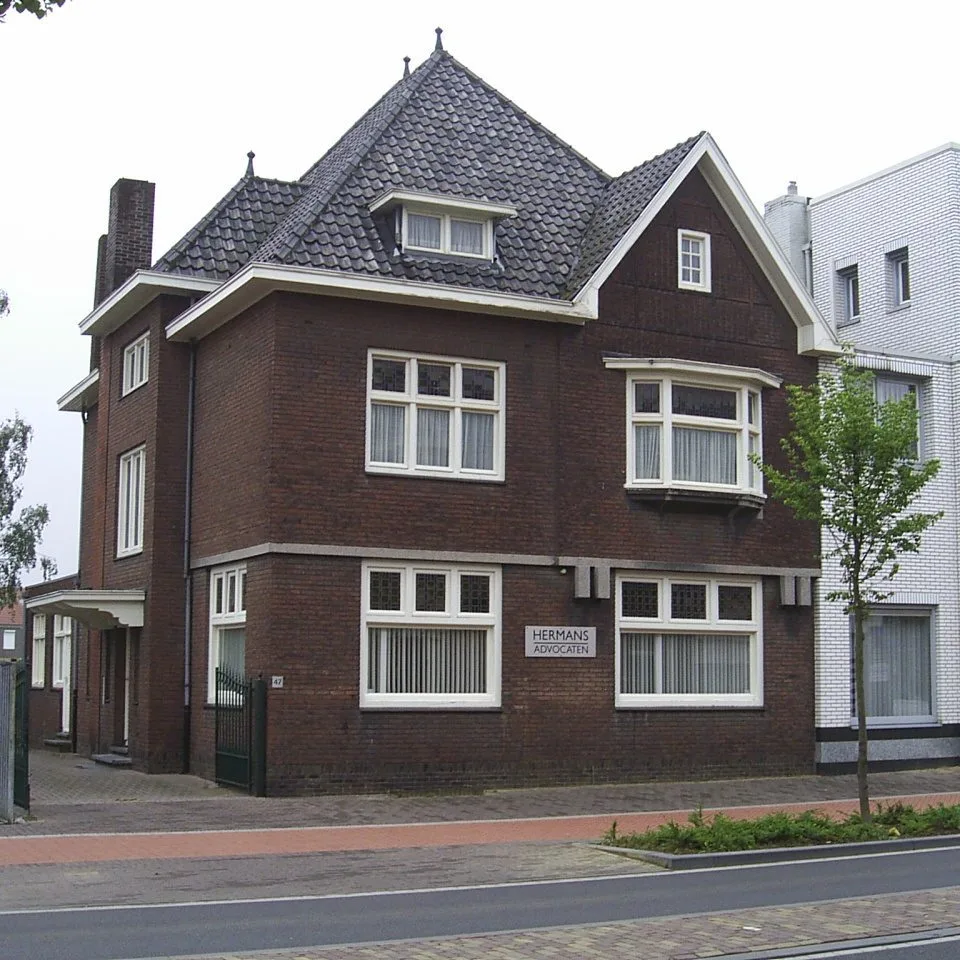 Het kantoorpand van Hermans Advocaten aan de Rijksweg Noord 47 in Geleen